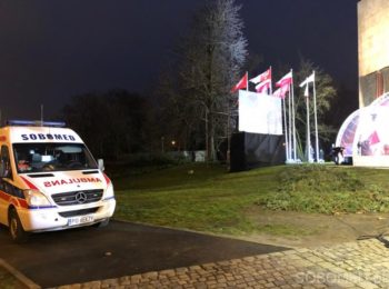 Ambulans przy pomniku Powstańców Wielkopolskich, podczas zabezpieczenia obchodów rocznicowych.