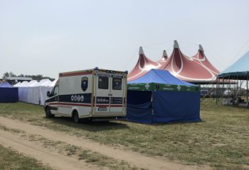 Ambulans oraz punkt medyczny podczas zabezpieczenia medycznego dużego eventu firmowego
