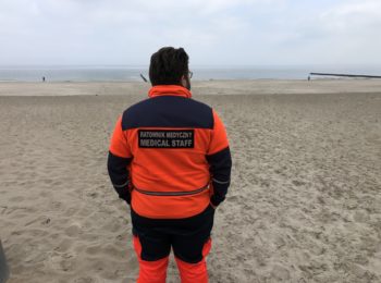 Ratownik Medyczny na plaży morza Bałtyckiego.