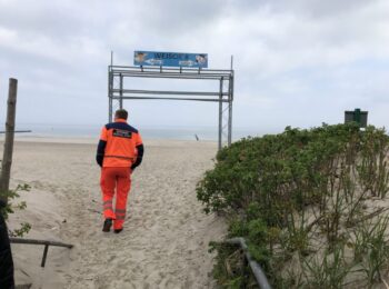 Ratownik przy wejściu na plażę morza Bałtyckiego.