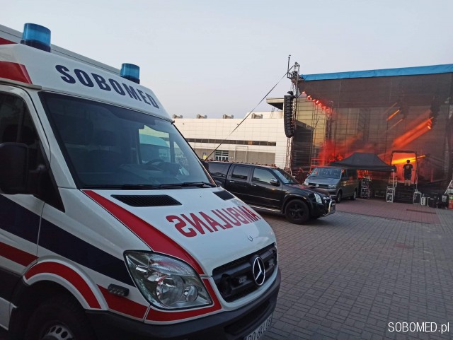 Ambulans w trakcie zabezpieczenia medycznego koncertu muzycznego.