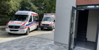 Ambulanse stojące koło siedziby firmy Sobomed