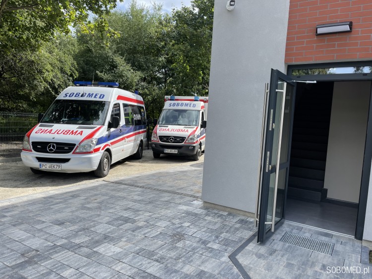 Ambulanse stojące koło siedziby firmy Sobomed