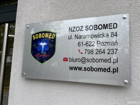 Tablica informacyjna przed siedzibą firmy Sobomed.